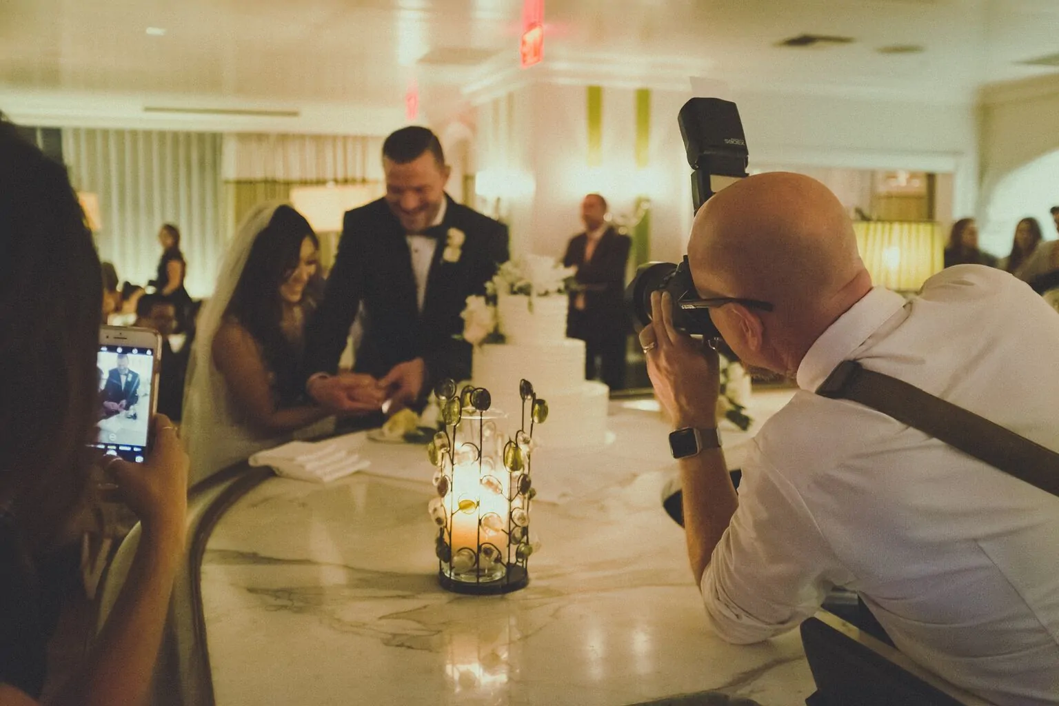 Fotógrafo capturando a los novios cortando la tarta