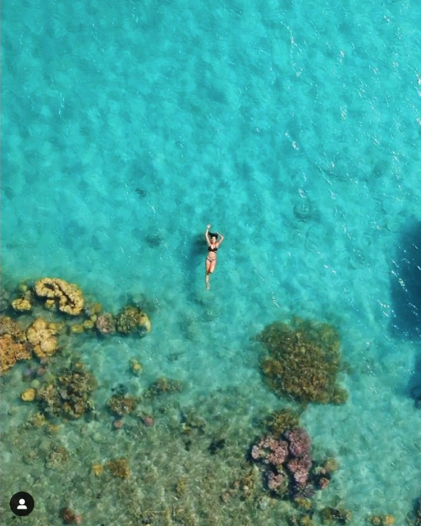 mujer en el mar fotografiada con dron