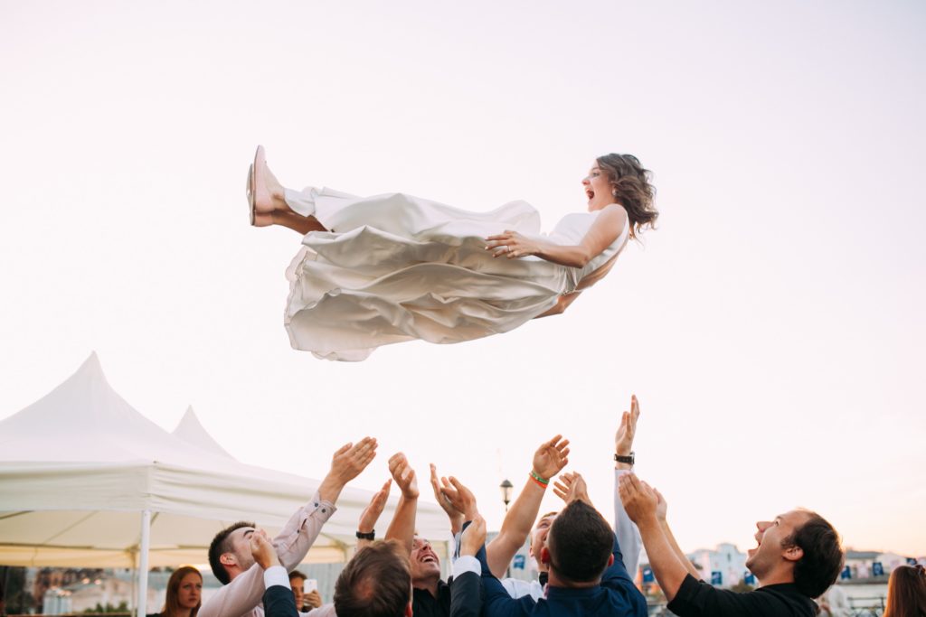 Novia manteada por los invitados