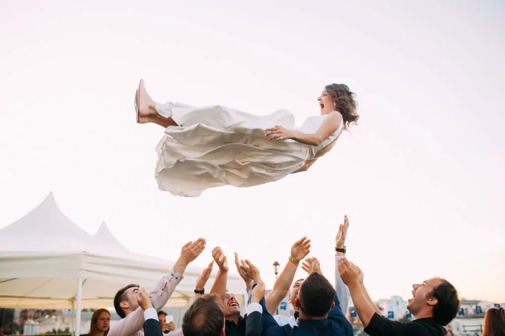 Novia manteada por los invitados