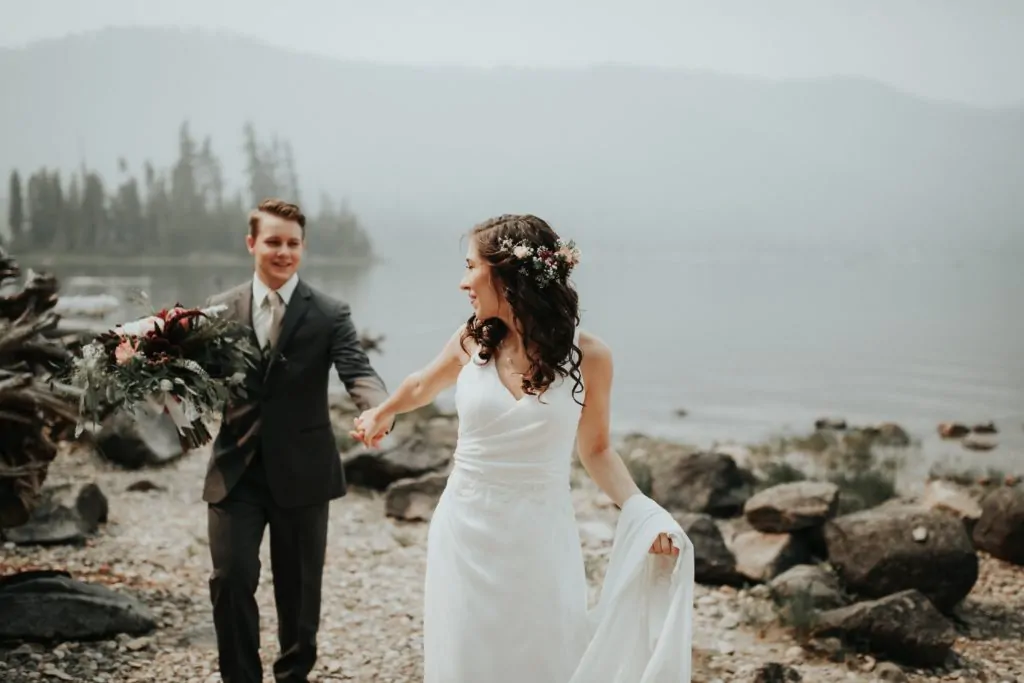 Novios en paisaje con lago