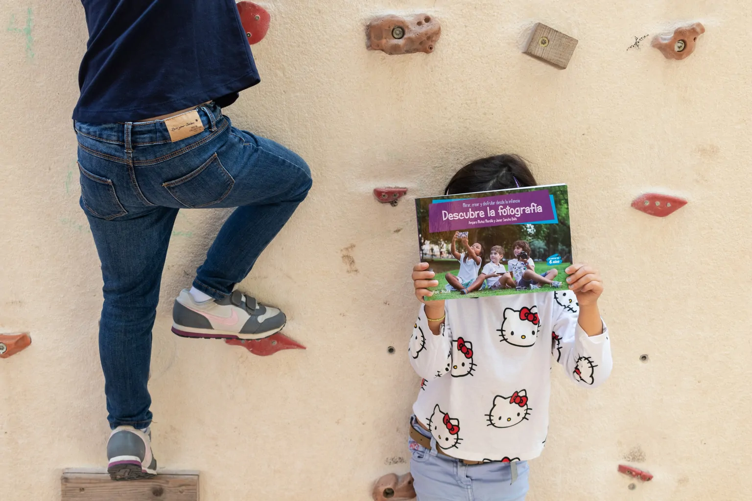 Niñas mostrando portada del libro Descubre la Fotografía