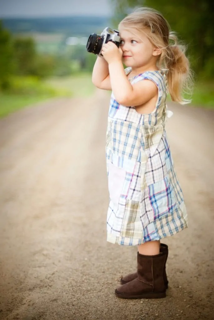 niña con cámara haciendo fotos