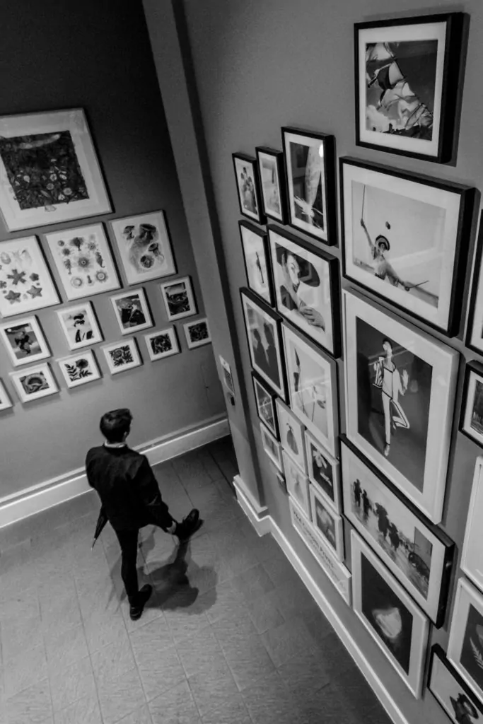 Figura paseando en exposición de museo