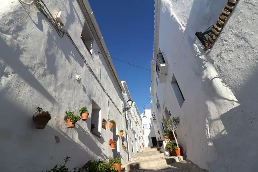 Calle de un pueblo blanco