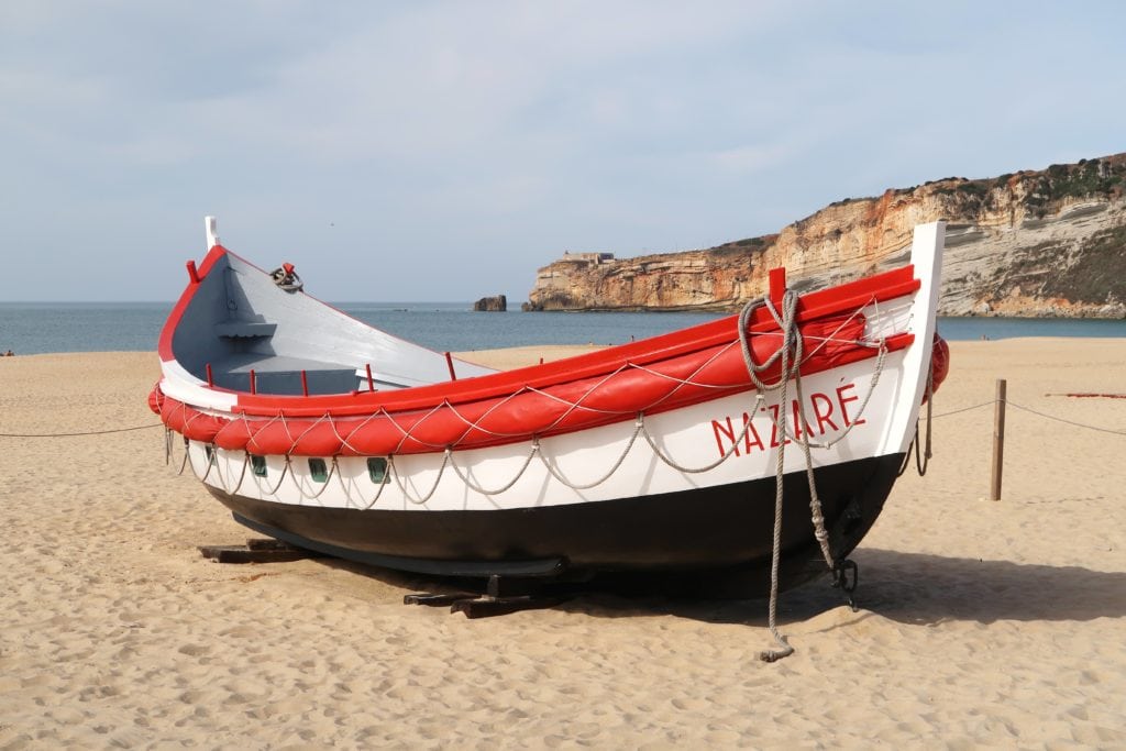 barca en la orilla de la playa