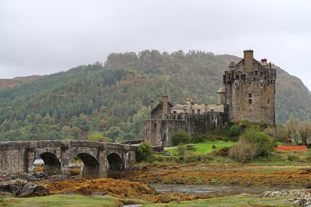 paisaje verde con castillo antiguo