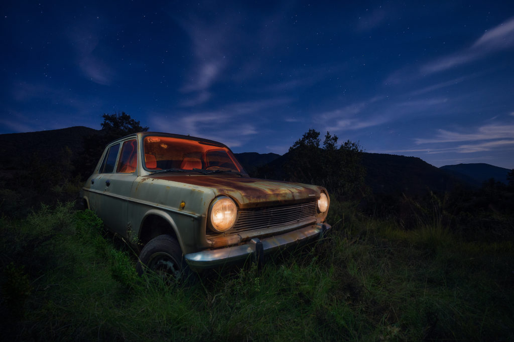 Foto de coche abandonado por la noche sin editar 