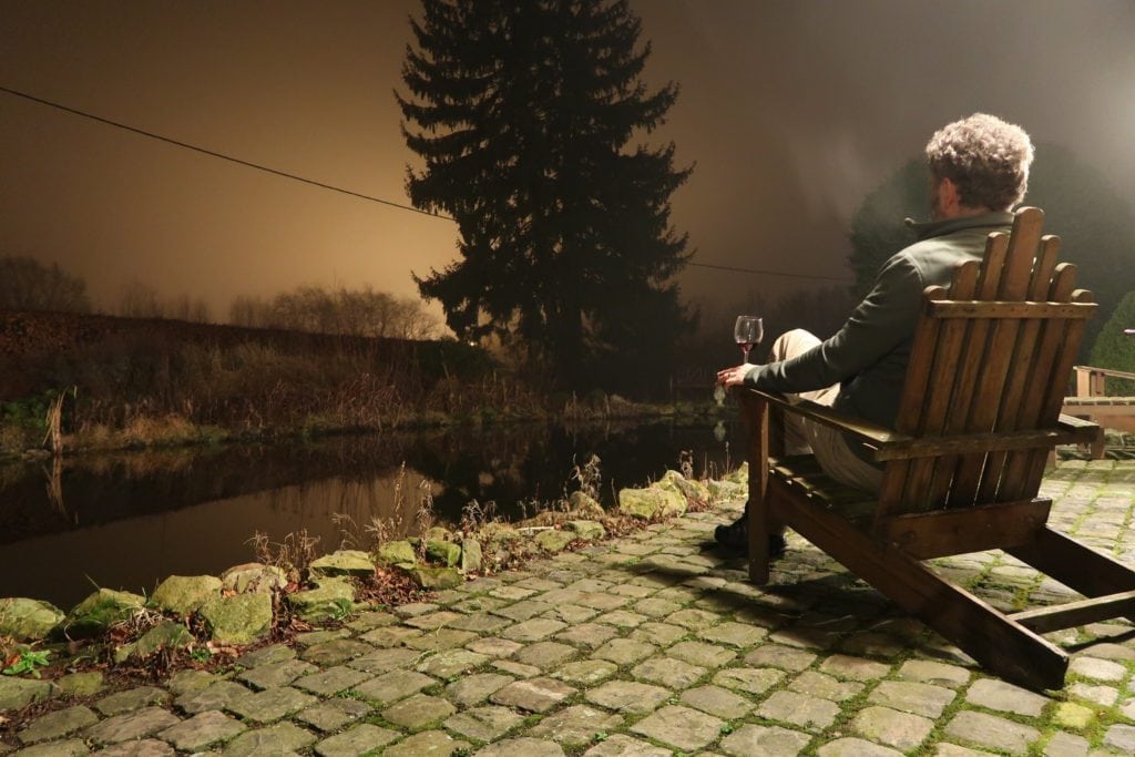 Hombre contemplando el paisaje de noche