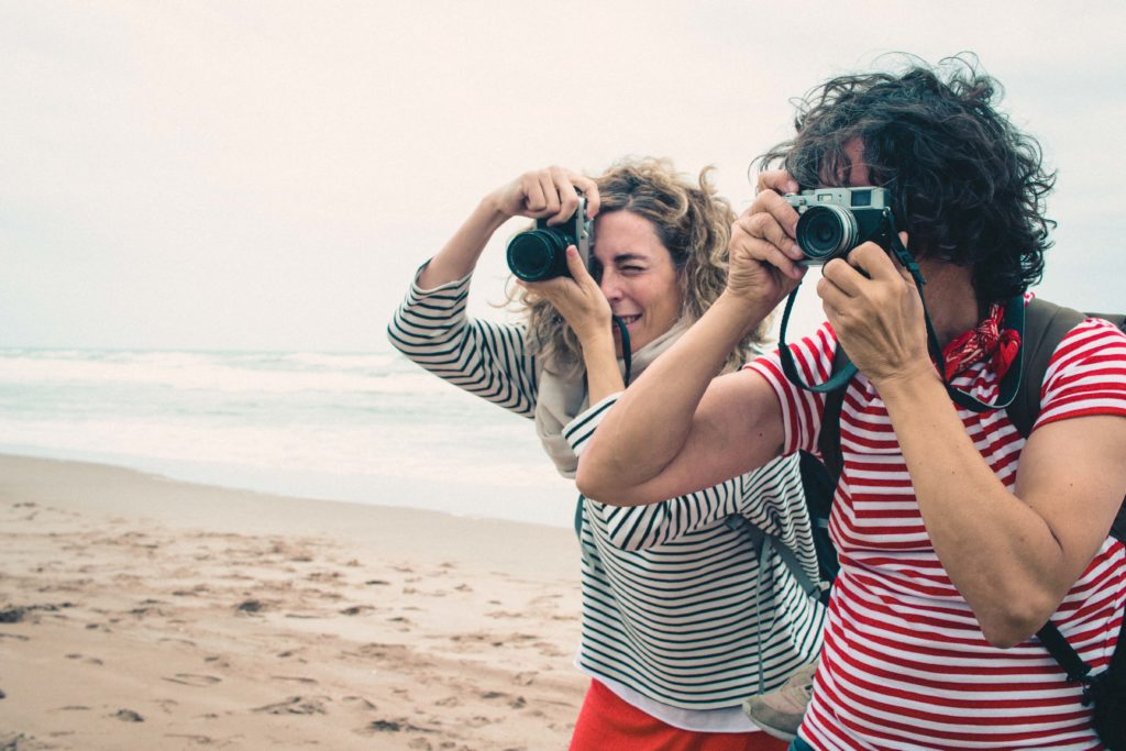 Fotógrafos con camiseta de rayas en la playa