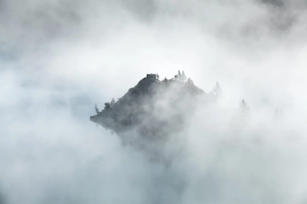 Montaña rodeada de niebla