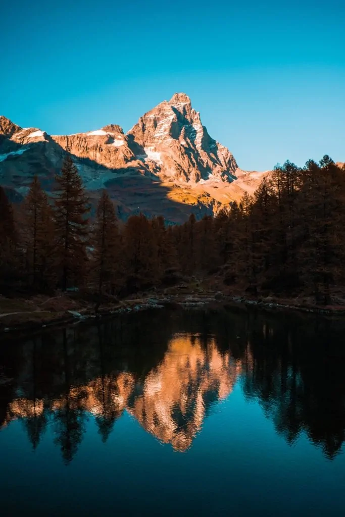 Montaña reflejada en el lago al atardecer