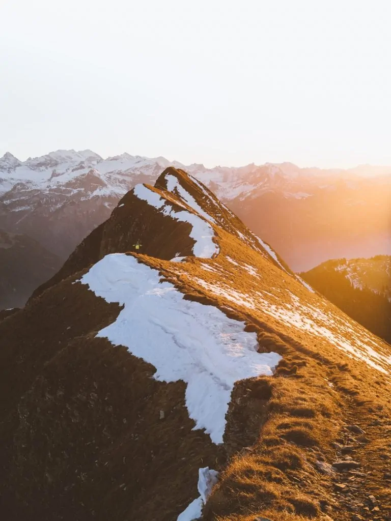Montaña fotografiada al atardecer con luz dorada