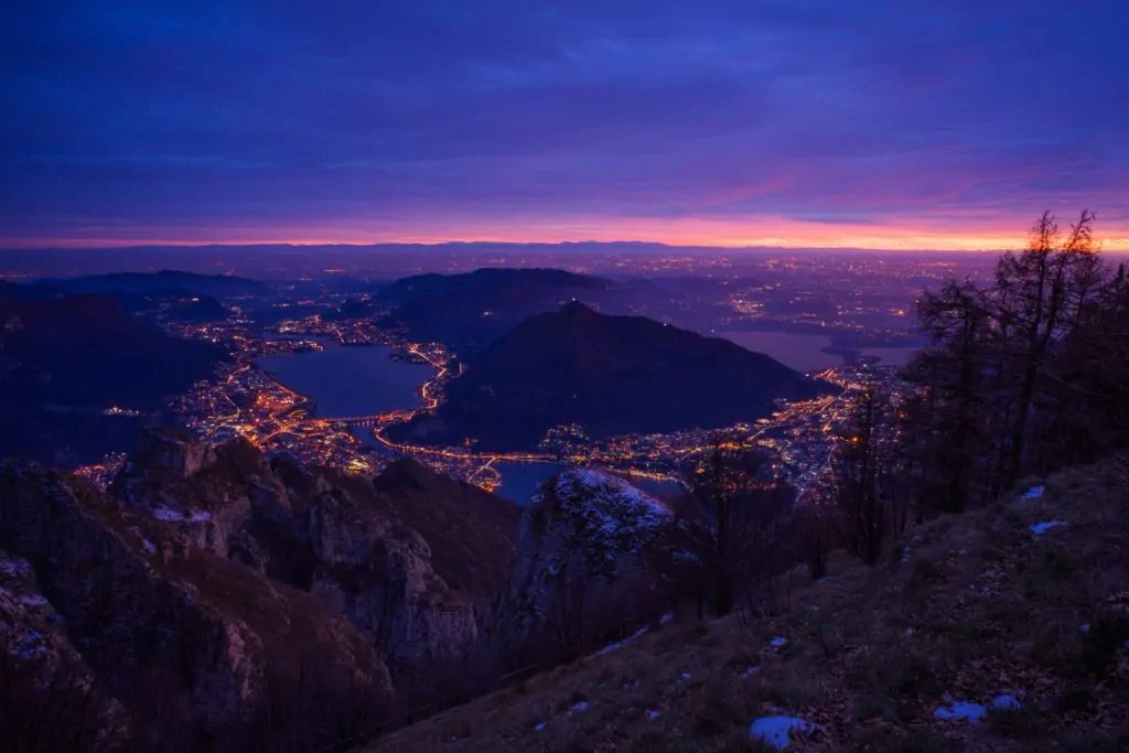 Paisaje de pueblos en montañas en la hora azul 