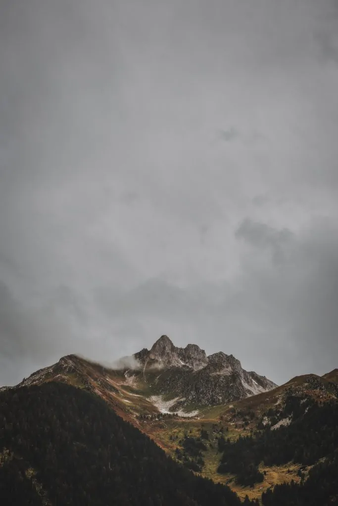 Paisaje montañoso nostálgico por las nubes