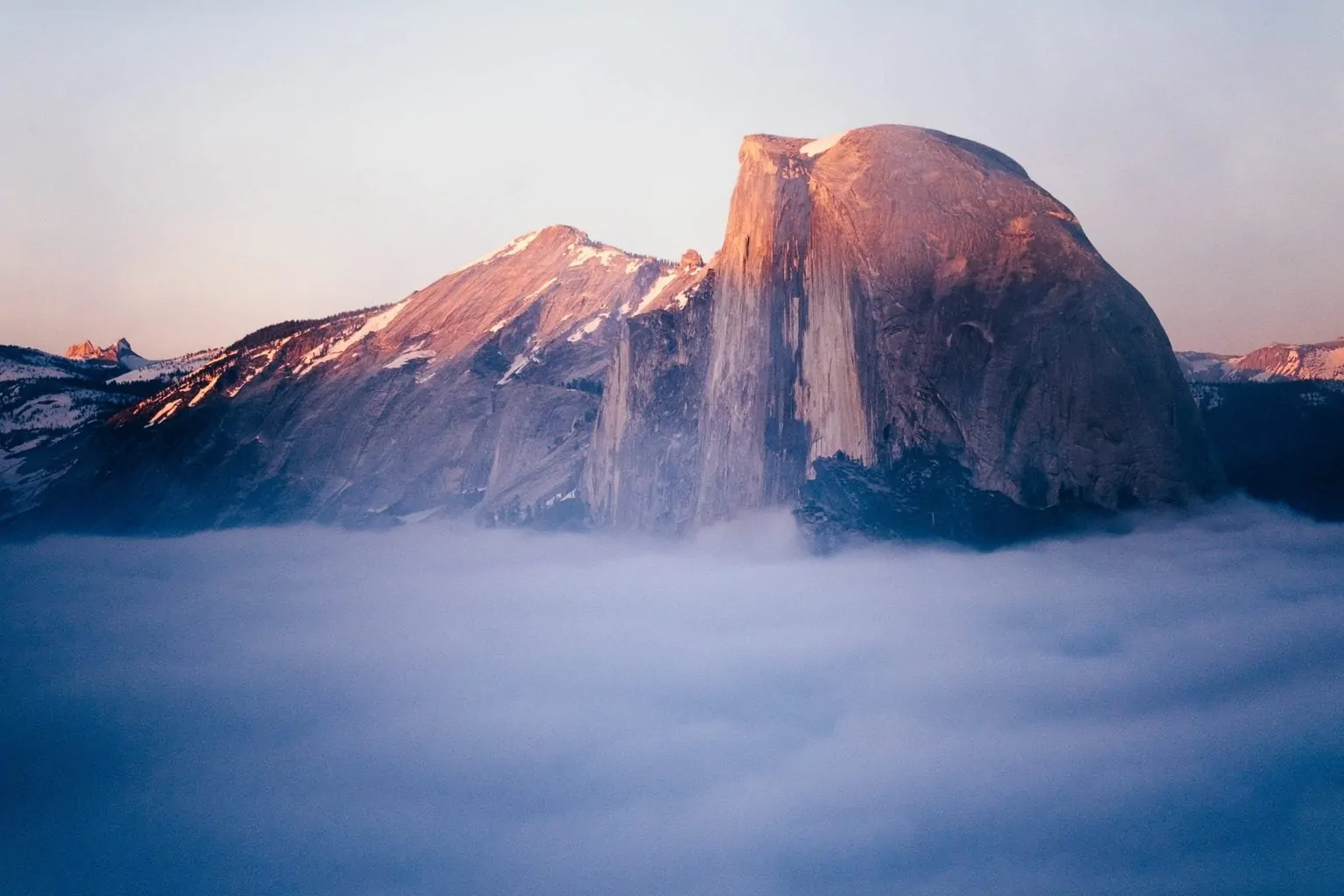 montaña al amanecer con niebla