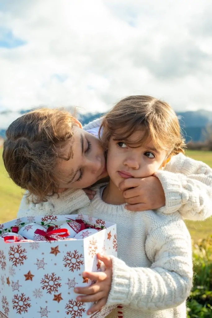 Hermanas con adornos de navidad