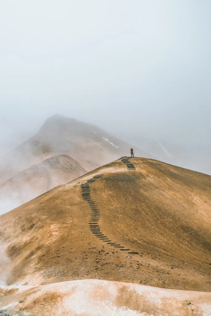 camino en la montaña con persona al fondo