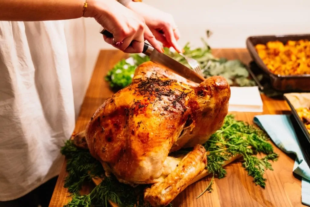Mujer trinchando el pavo de navidad
