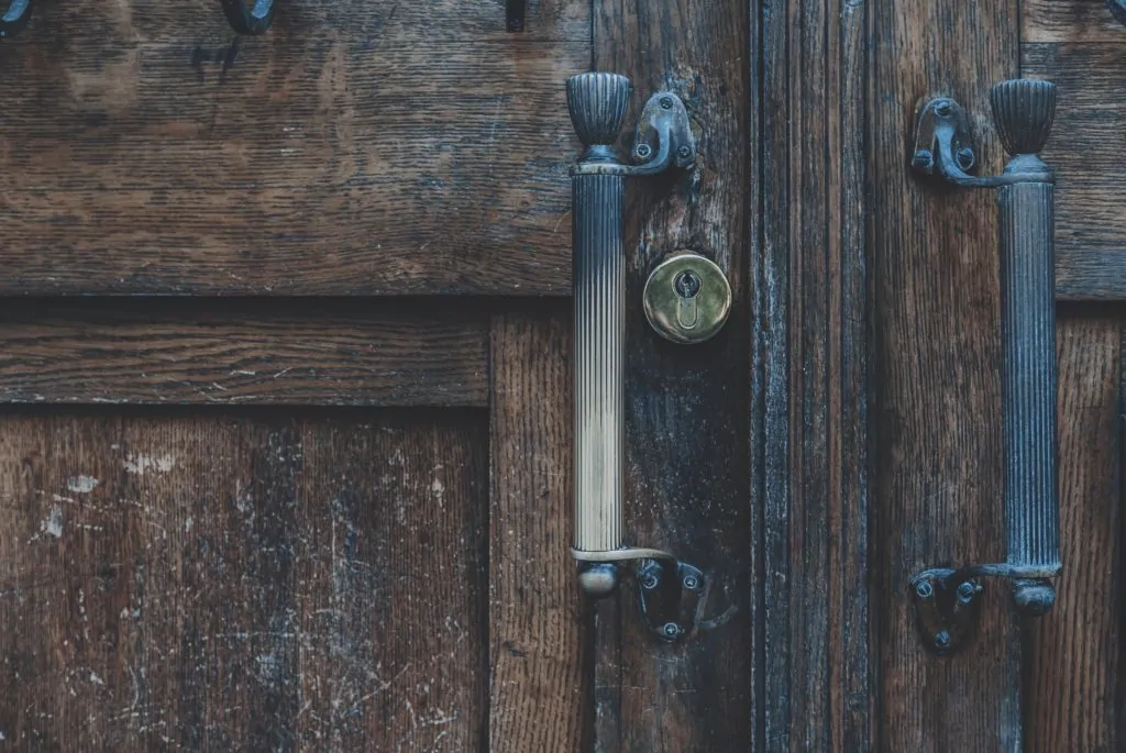 Detalle de puerta de madera y cerradura