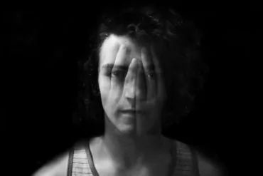 Retrato blanco y negro en doble exposición