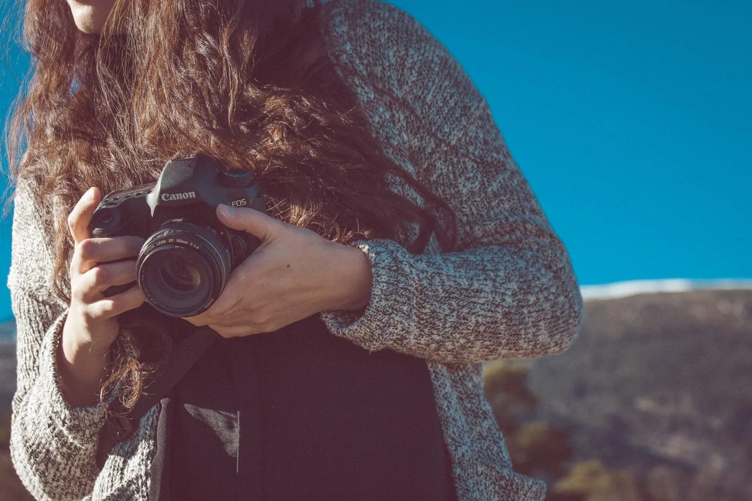 fotógrafa con cámara en la mano