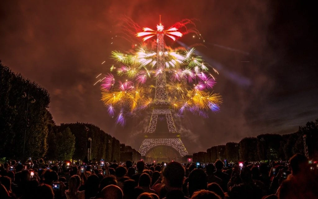 Torre eiffel con fuegos artificiales