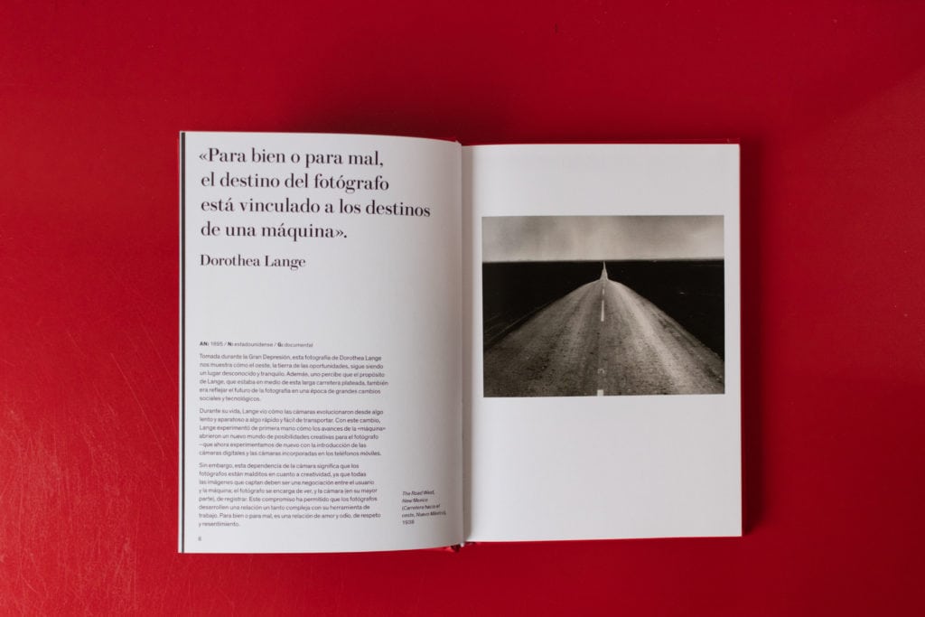 Página dedicada a Dorothea Lange dentro del libro de Henry Carroll