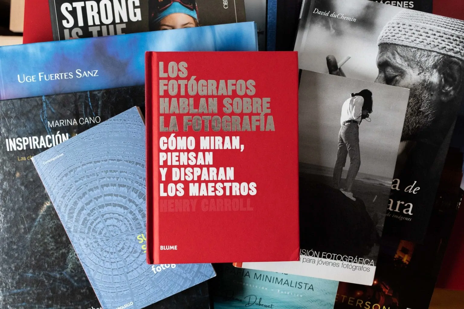 libro de Henry Carroll sobre un montón de libros