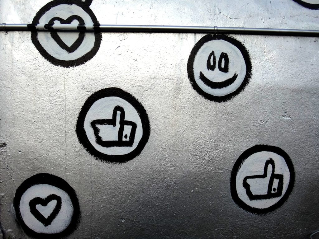 Símbolos de Likes y me gusta pintados en pared