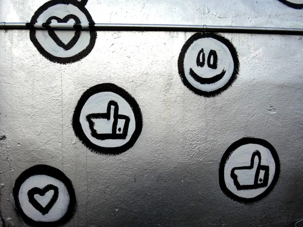 Símbolos de Likes y me gusta pintados en pared