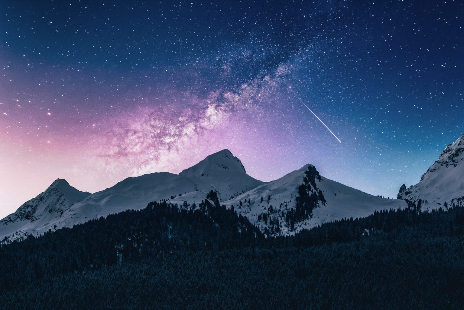 Montañas nevadas con cielo estrellado y estrella fugaz