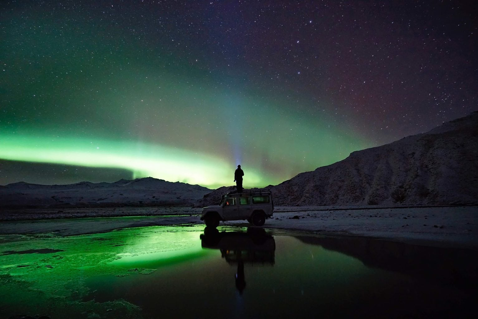 fotógrafo bajo la Aurora Boreal