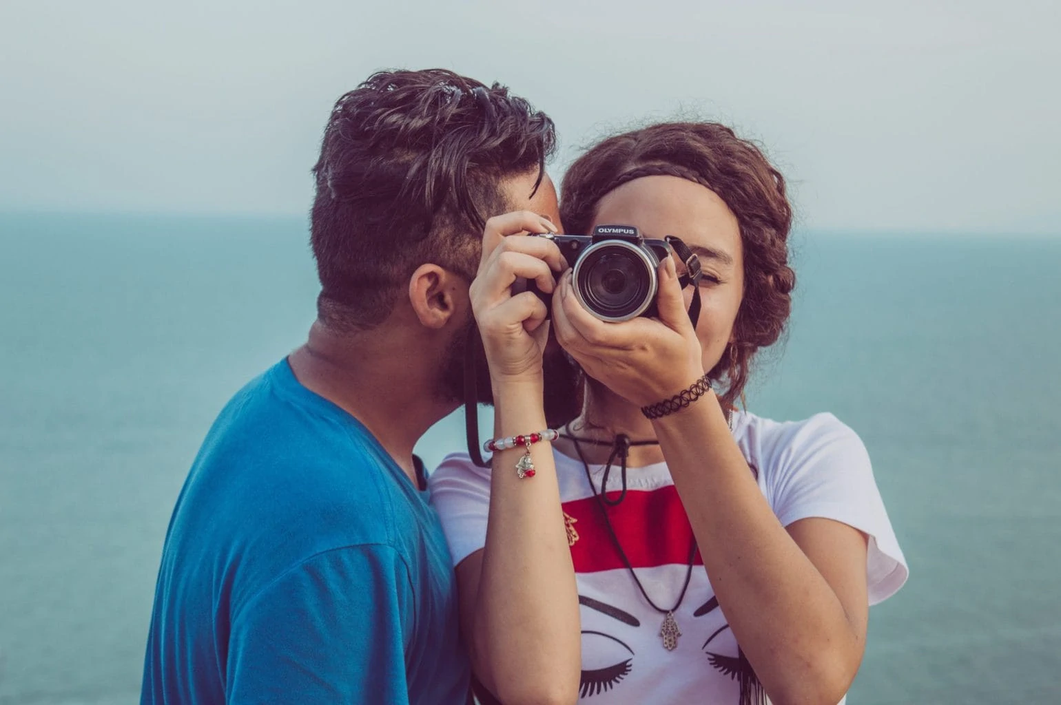 Chico hablando a fotógrafa para portada de frases que jamás deberías decirle a un fotógrafo