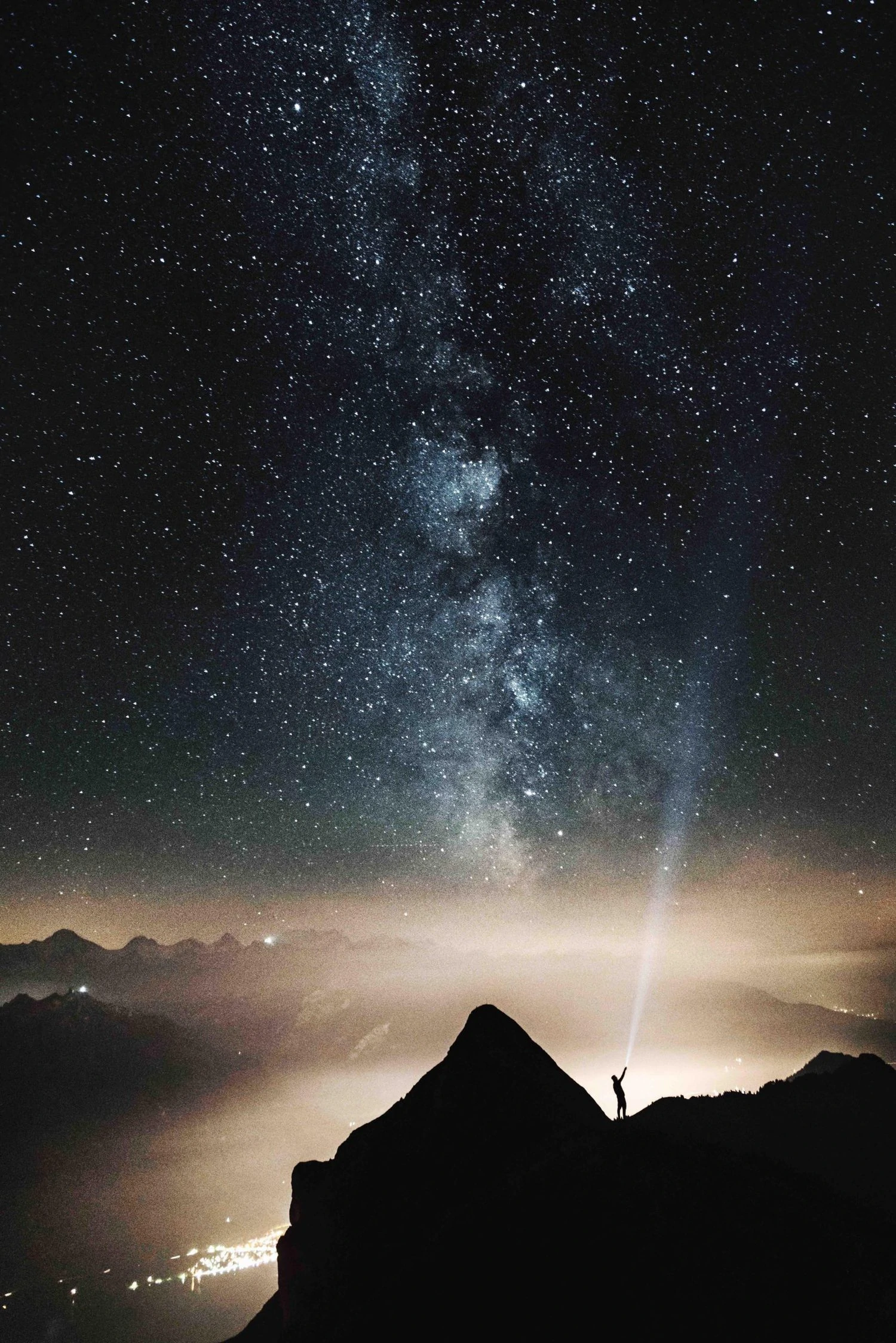 Cielo estrellado y silueta con linterna