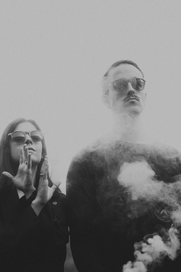 pareja de músicos en blanco y negro por Daniel Weisser