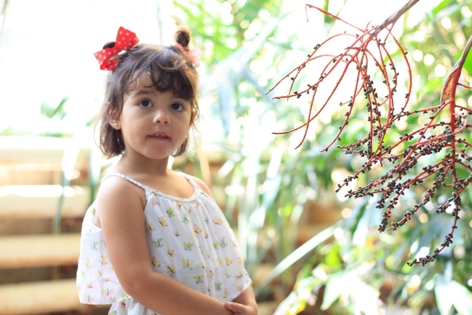 Fotografía de niña desenfocada