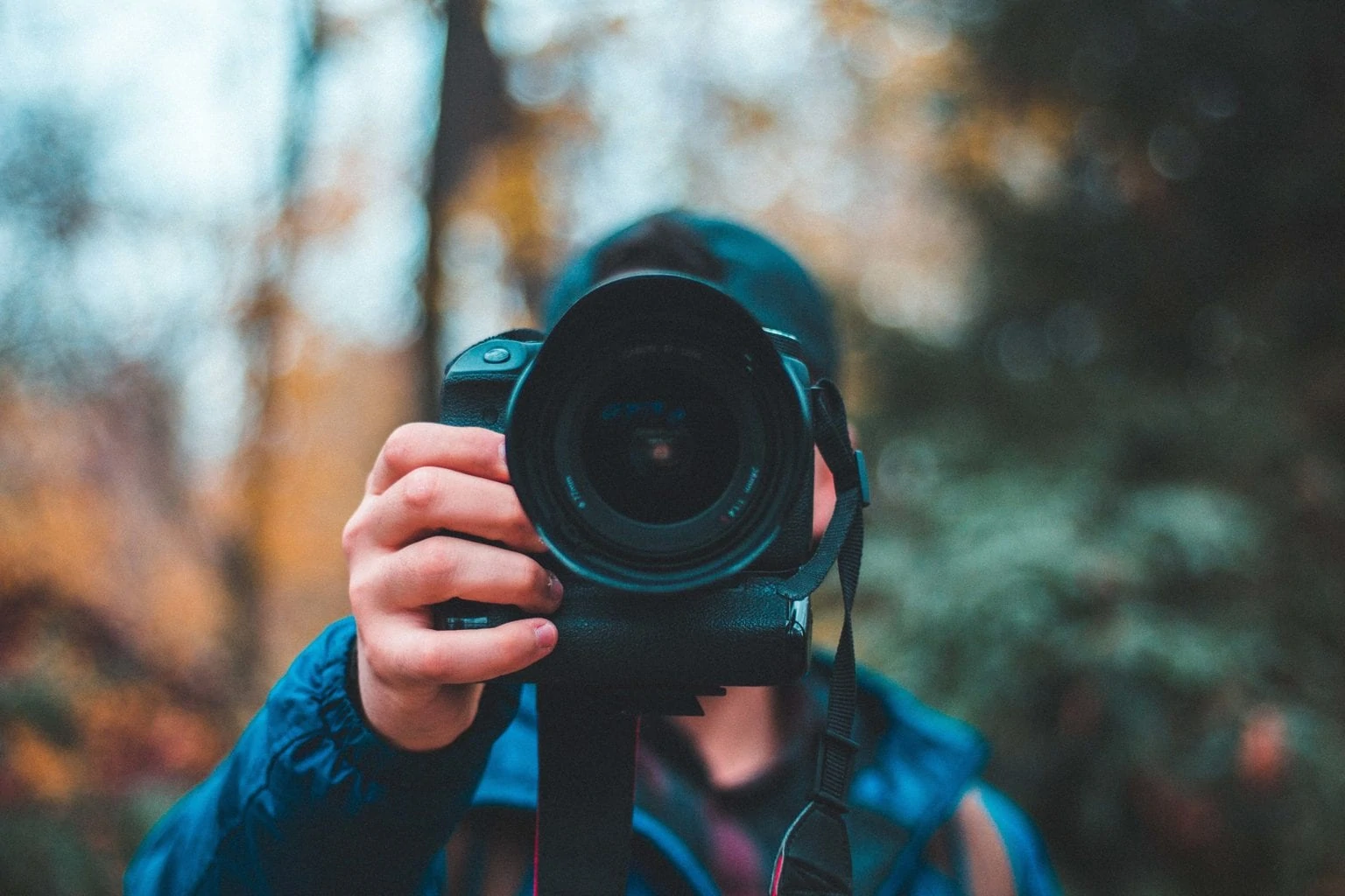 fotógrafo con cámara en la mano