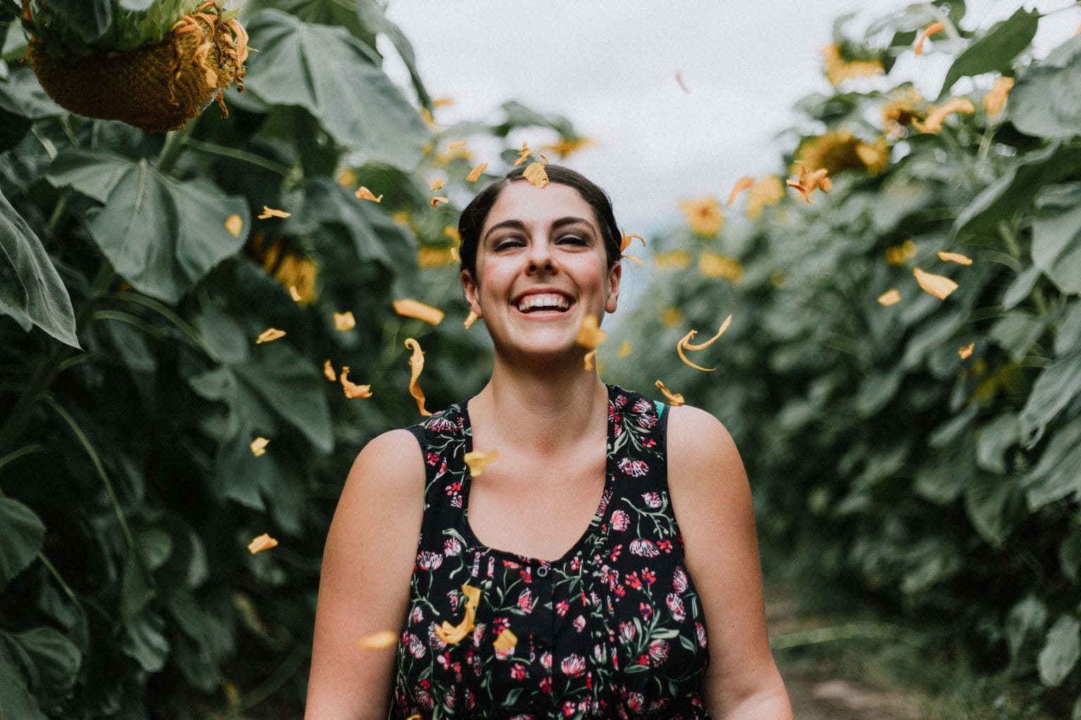 Portada para el fotoreto39, retrato de chica alegre