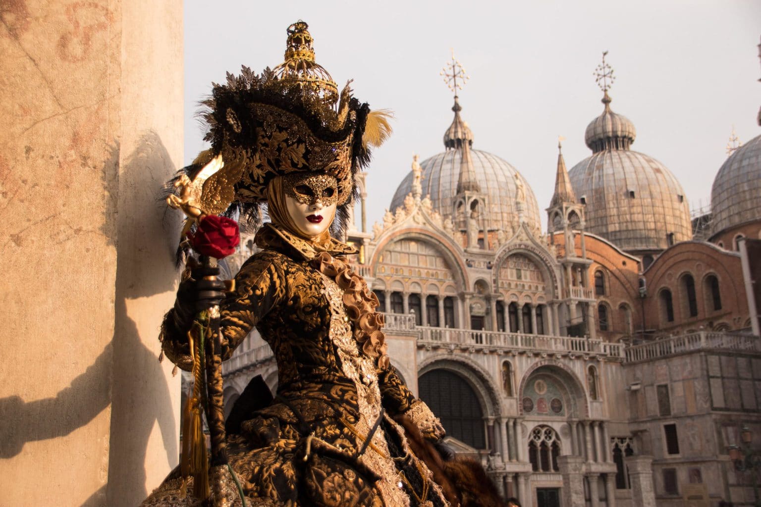 Mujer en carnaval de Venecia con máscara