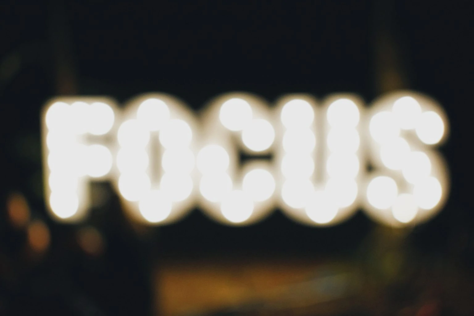 letras de neon que ponen focus