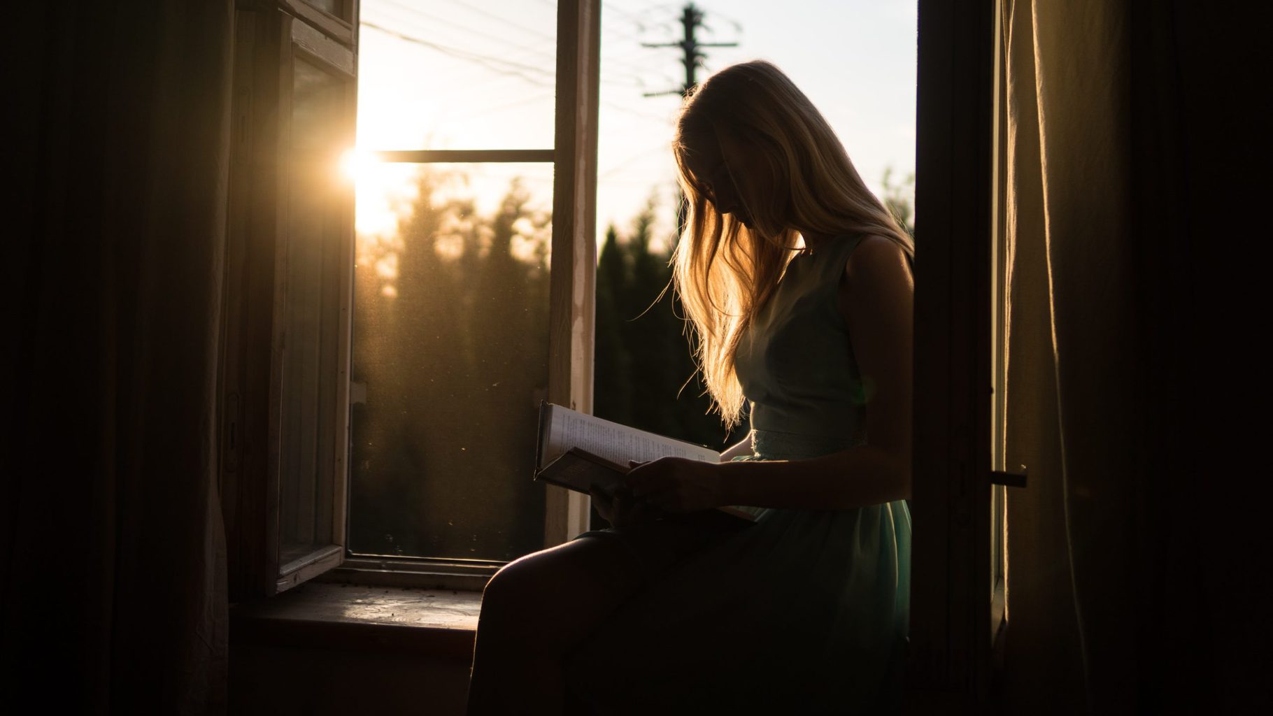 mujer leyendo en ventana