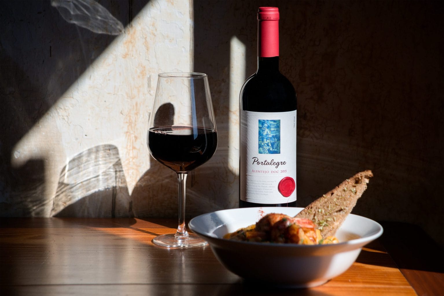 Bodegón de comida con luz dura