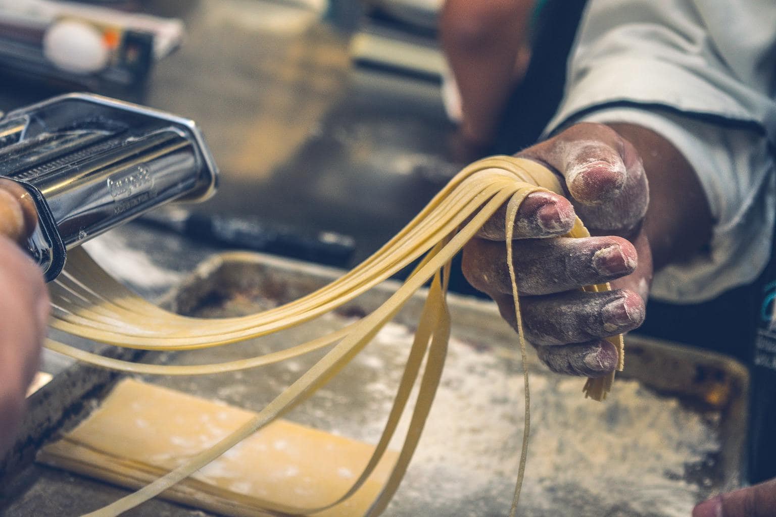 Manos haciendo pasta casera