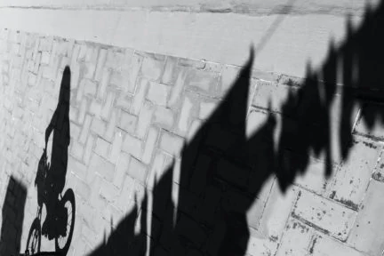 sombra de niña en bici