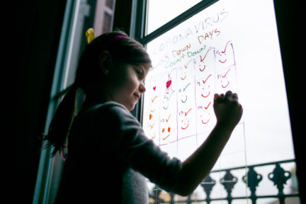 niña pintando ventana fotografía confinamiento