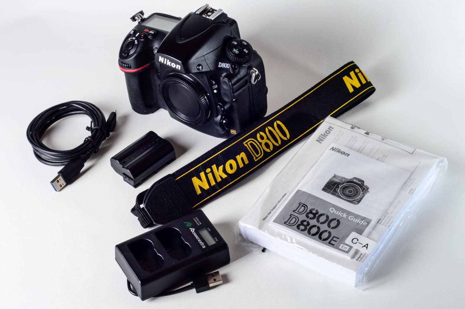 Cámara Nikon D800 con accesorios y manual de instrucciones