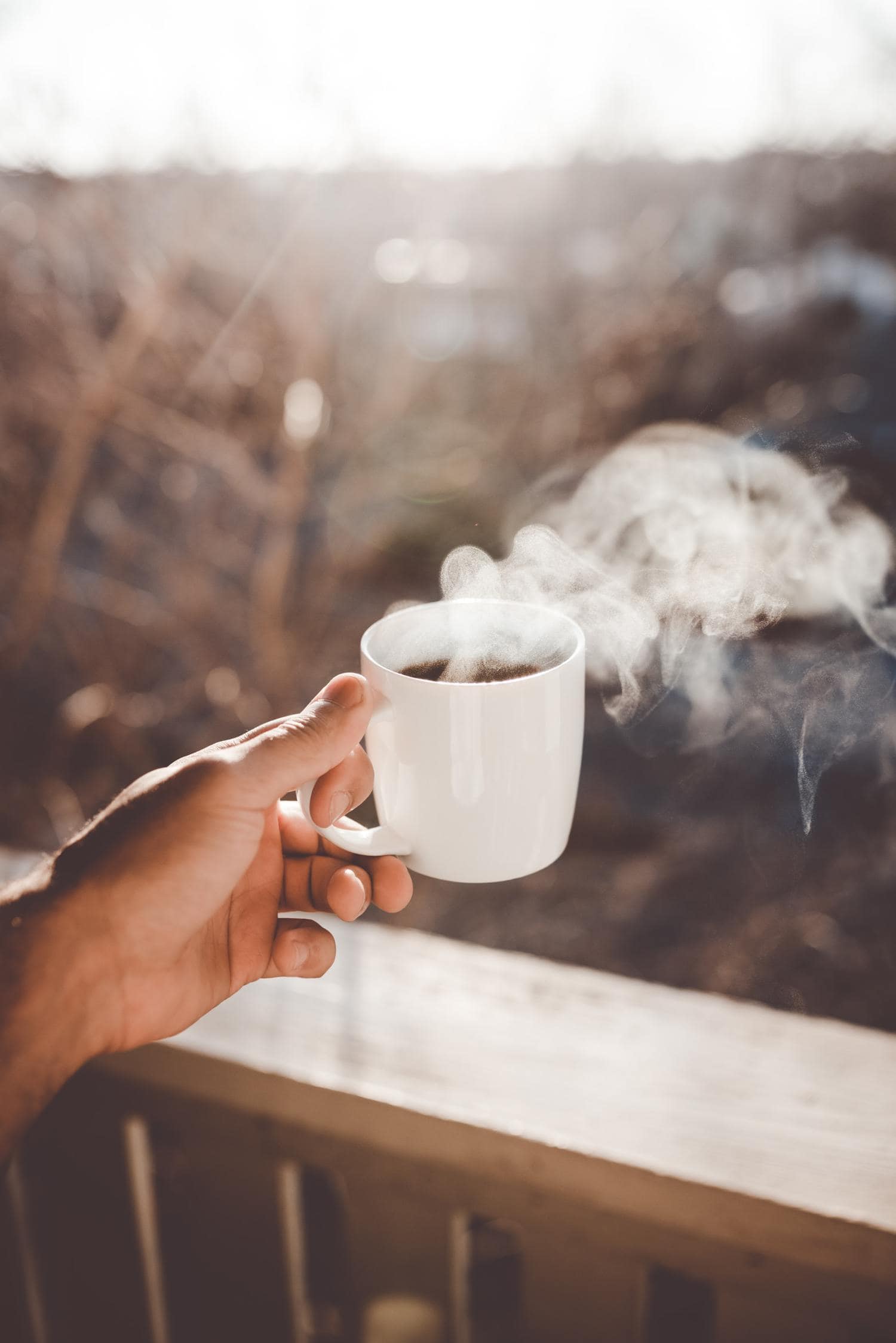 Café humeante en ventana
