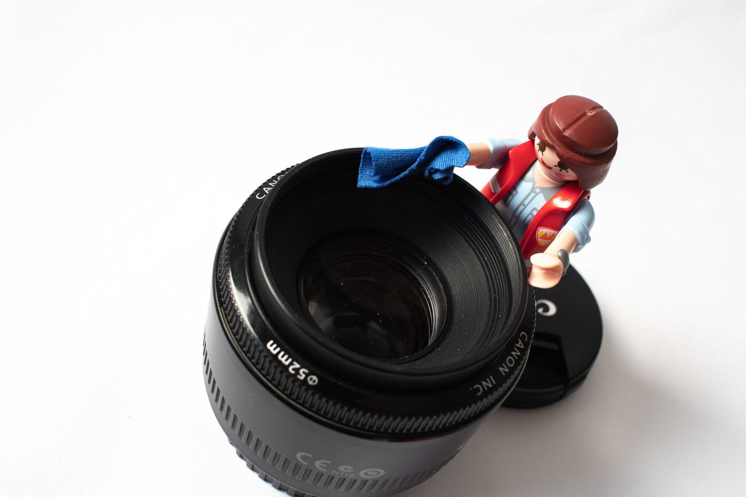 Playmobil limpiando un objetivo