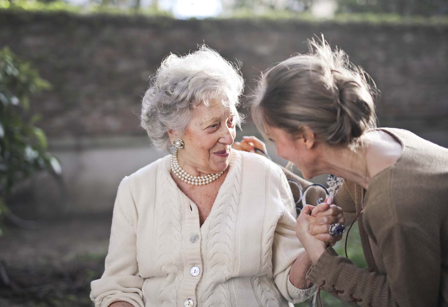 Madre e hija cogidas de la mano mirándose